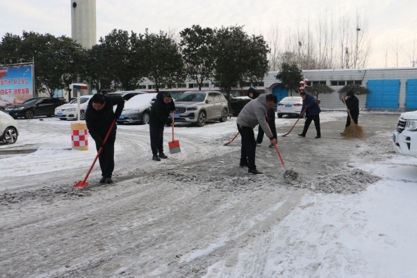 風(fēng)雪見(jiàn)擔(dān)當(dāng) 除雪聚力量